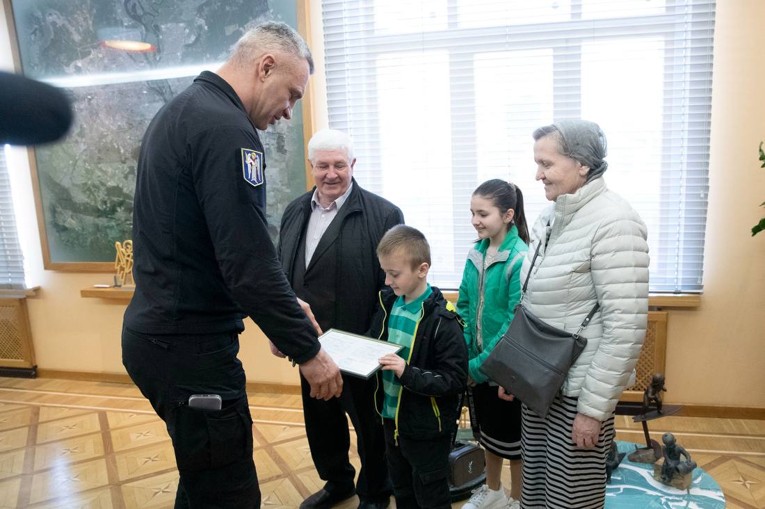 Квартиру у Києві отримала родина де 10 дітей та 25 онуків