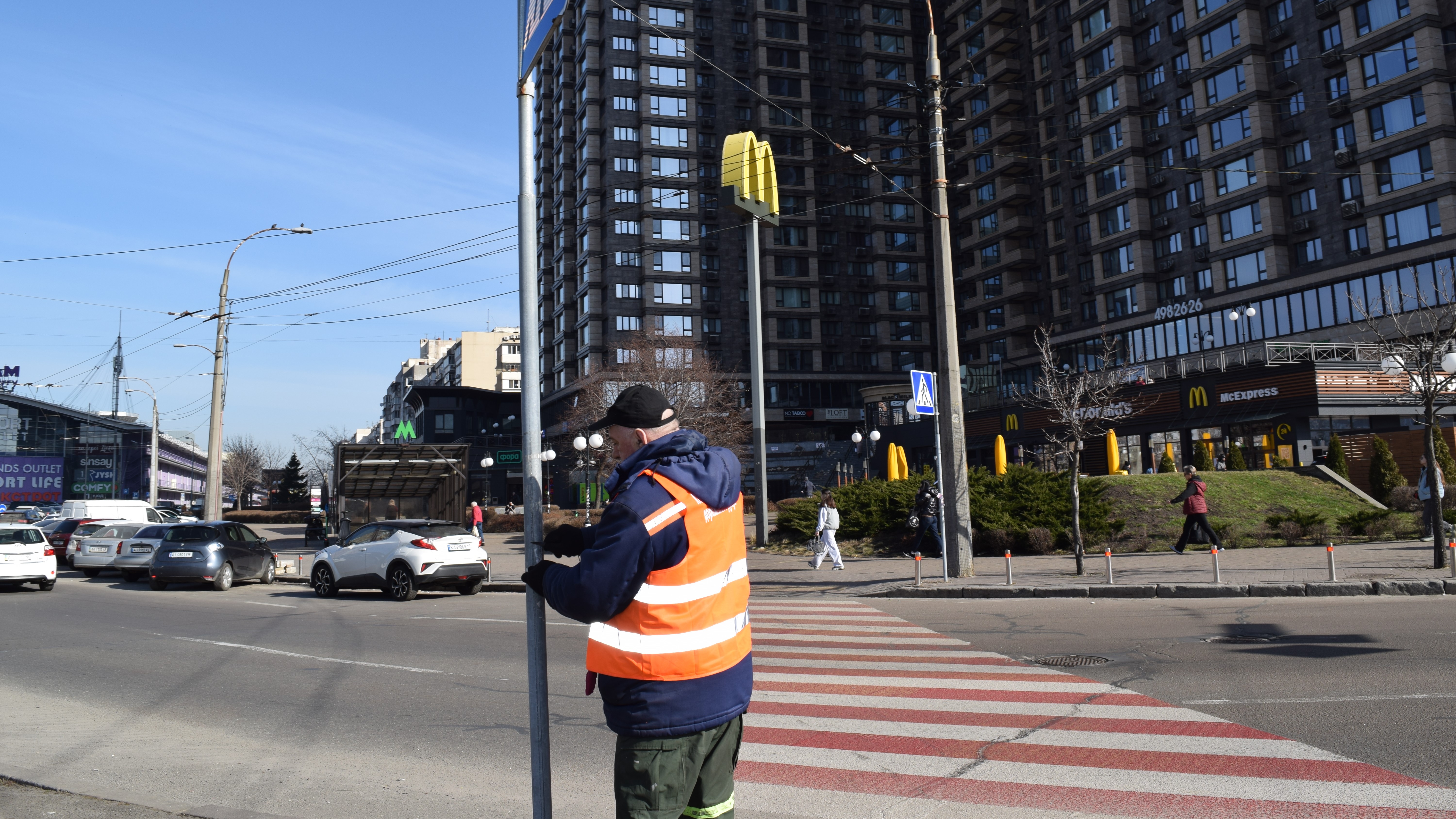У Києві проводять весняну профілактику світлофорів і дорожніх знаків - фото 2