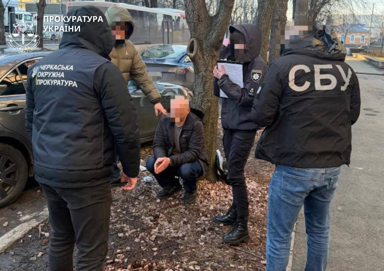 У Черкасах власник мережі ломбардів організовував фіктивні шлюби для ухилянтів