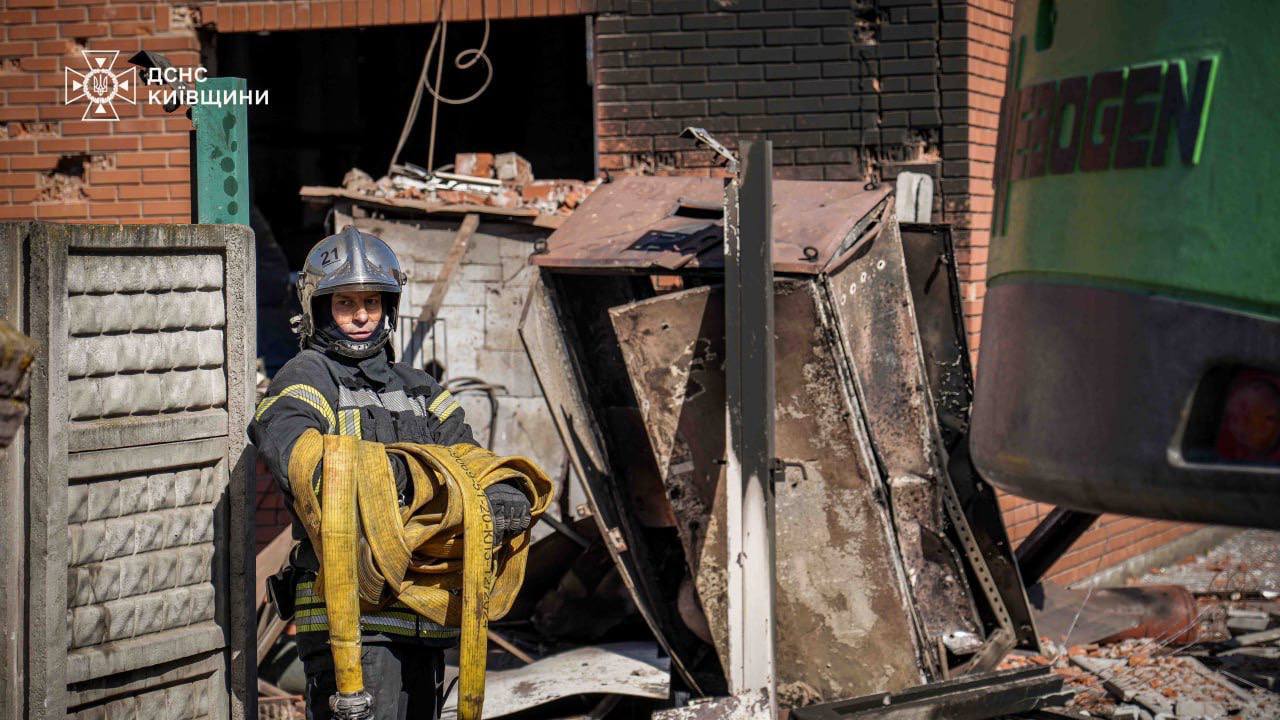 На Київщині тривають роботи з ліквідації наслідків російської атаки - фото 2