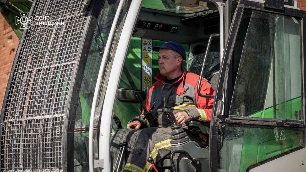 На Київщині тривають роботи з ліквідації наслідків російської атаки - фото 3