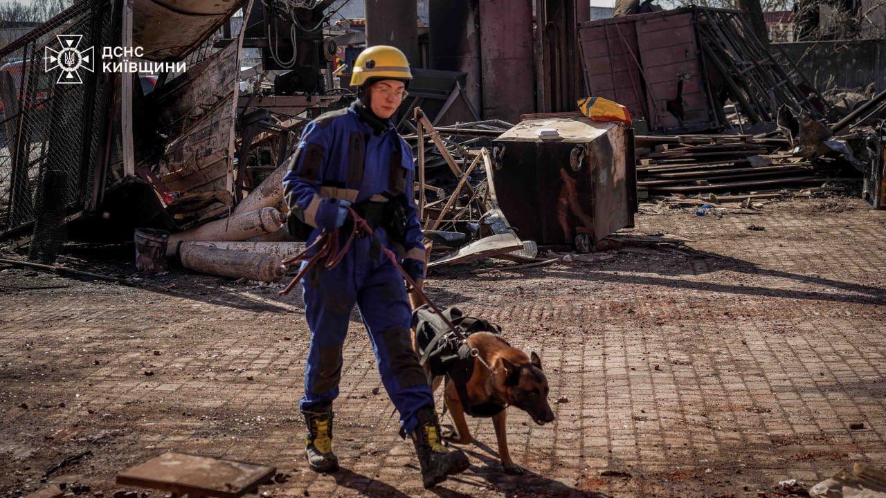 На Київщині тривають роботи з ліквідації наслідків російської атаки - фото 8