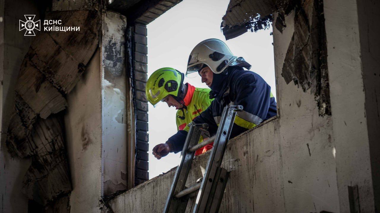 На Київщині тривають роботи з ліквідації наслідків російської атаки - фото 4