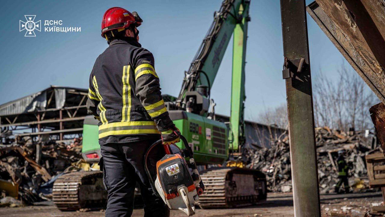 На Київщині тривають роботи з ліквідації наслідків російської атаки - фото 5