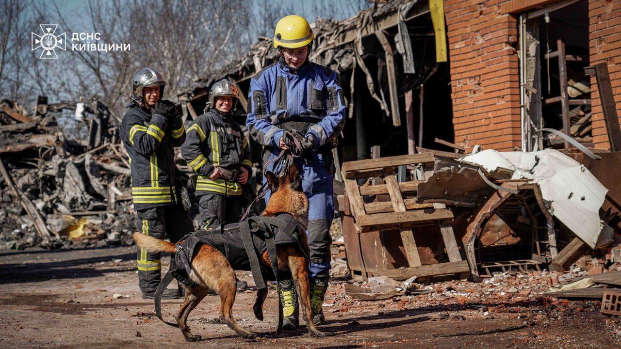На Київщині тривають роботи з ліквідації наслідків російської атаки - фото 9
