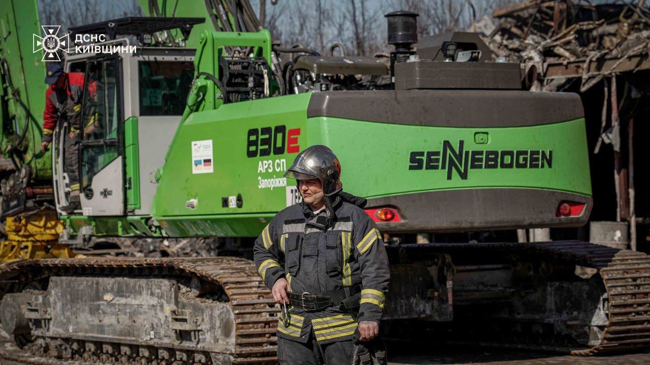 На Київщині тривають роботи з ліквідації наслідків російської атаки - фото 6