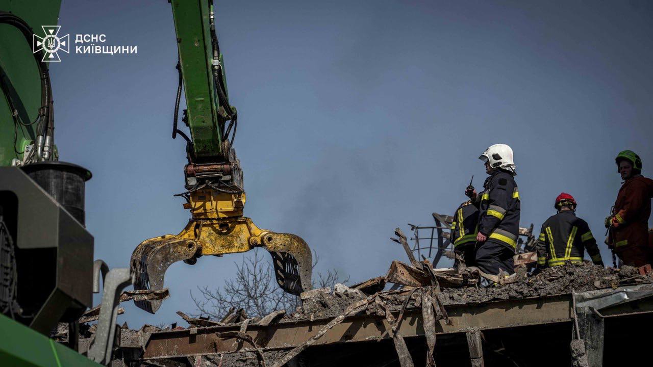 На Київщині тривають роботи з ліквідації наслідків російської атаки