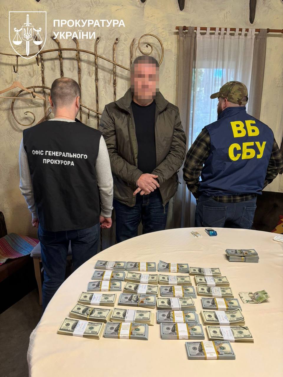 Внутрішня безпека Служби затримала двох високопосадовців обласних управлінь СБУ