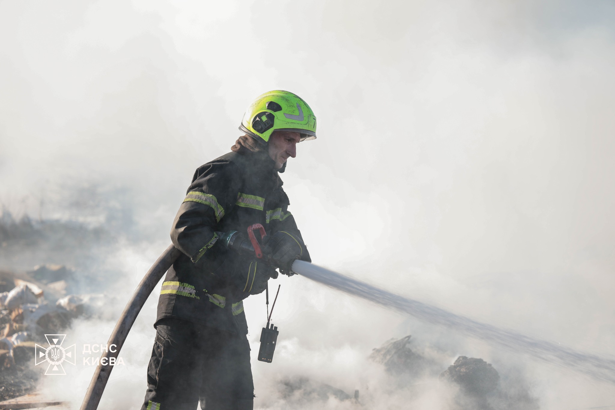 ДСНСники ліквідували масштабну пожежу на відкритій території у Києві - фото 4