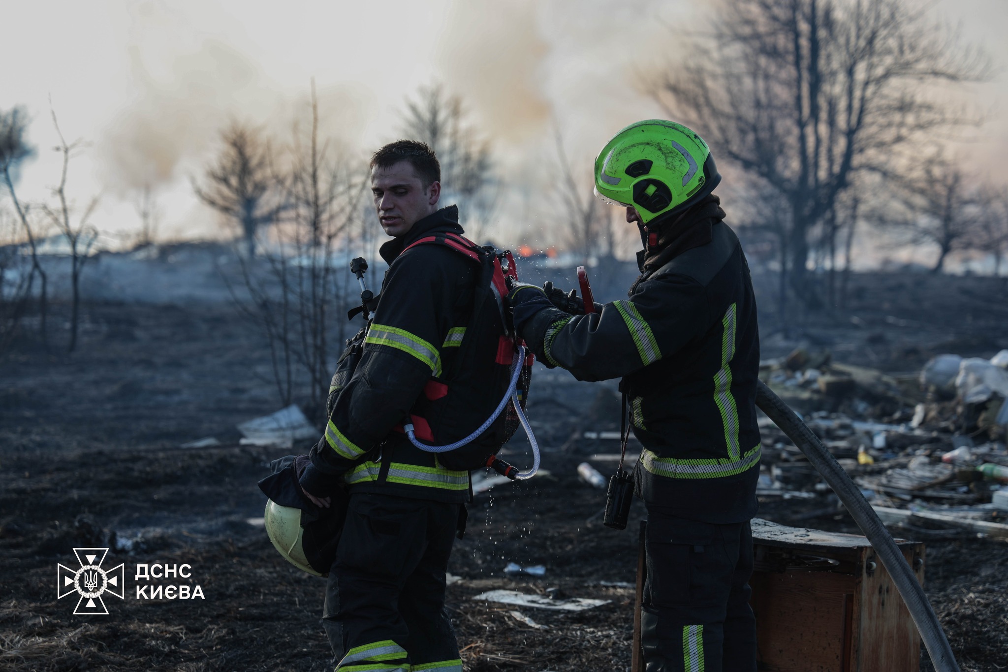 ДСНСники ліквідували масштабну пожежу на відкритій території у Києві - фото 2