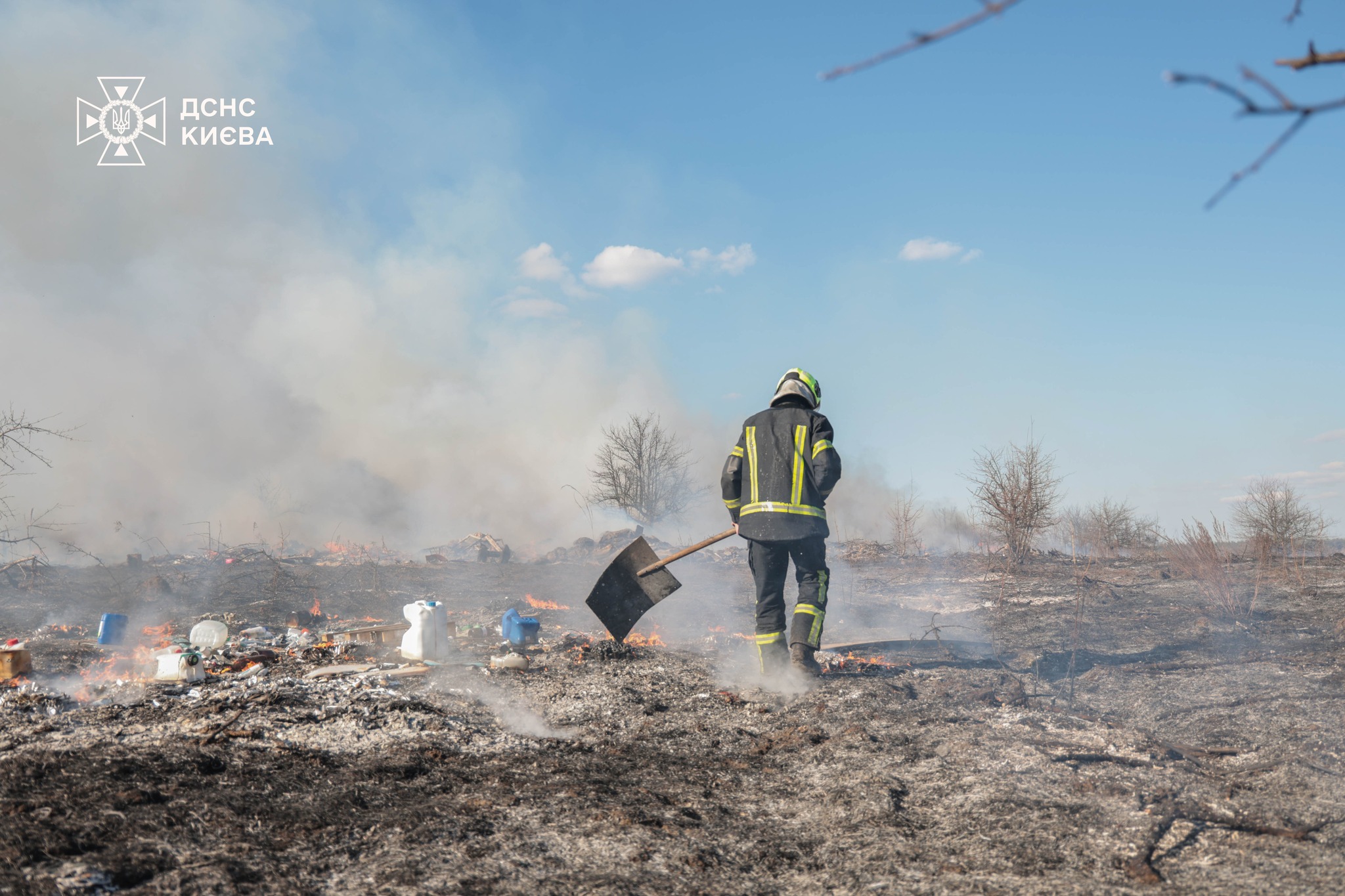 ДСНСники ліквідували масштабну пожежу на відкритій території у Києві