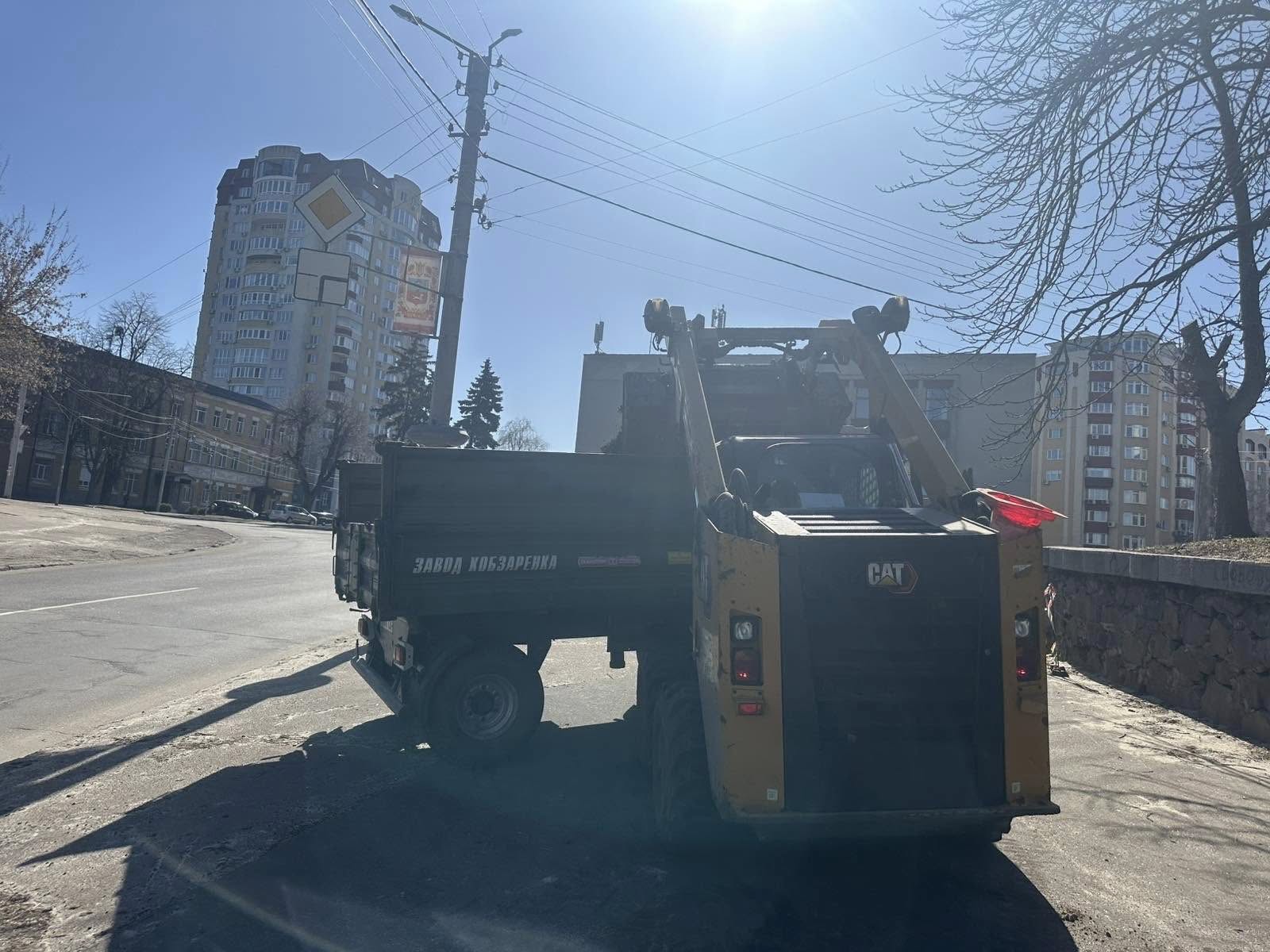 Ремонтують підпірну стінку на Замковому узвозі у Черкасах. Фото