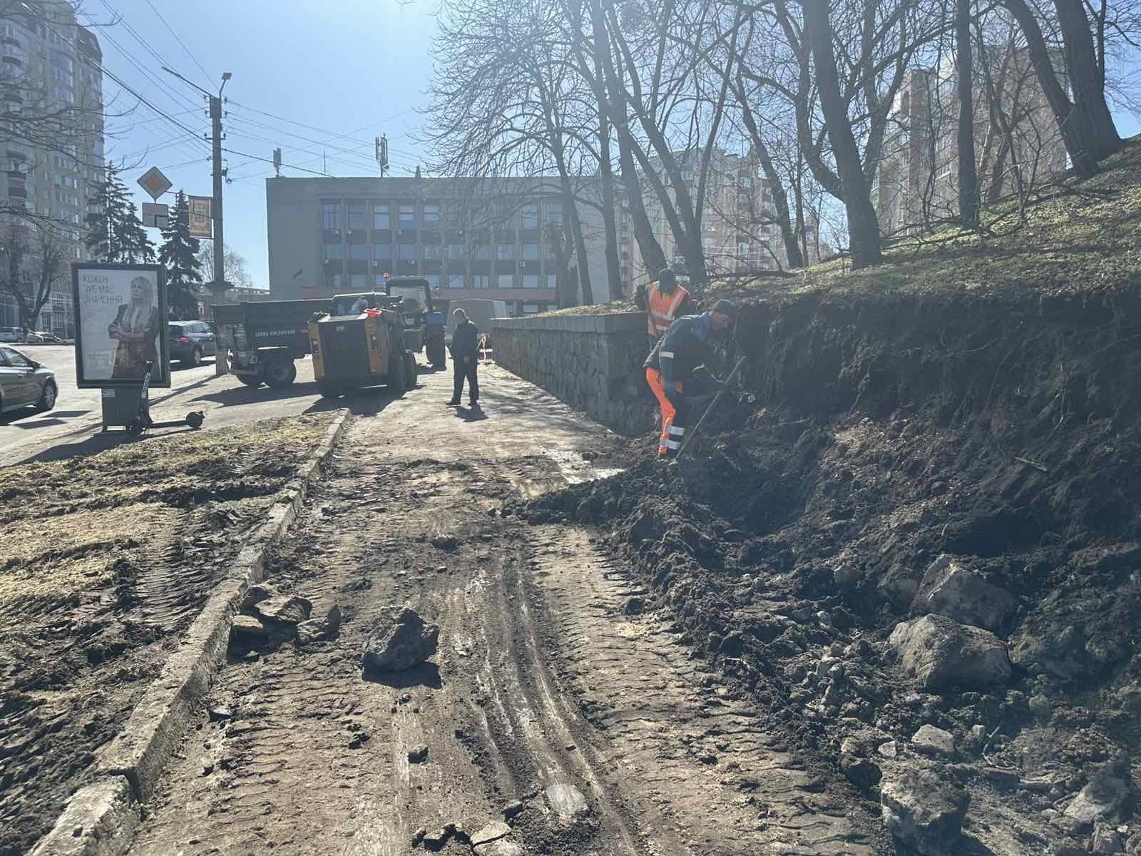 Ремонтують підпірну стінку на Замковому узвозі у Черкасах. Фото - фото 2