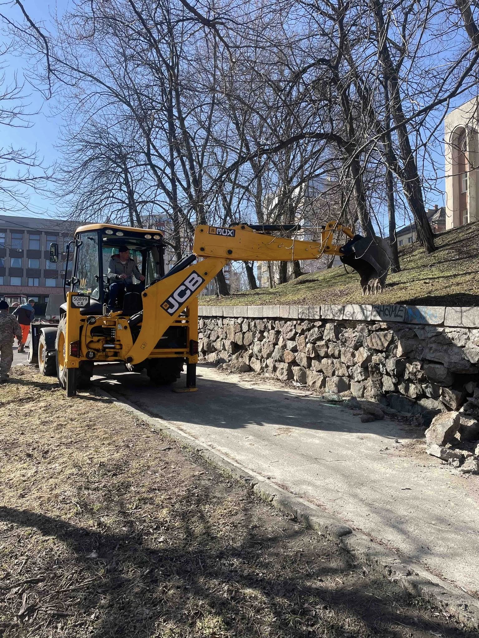 Ремонтують підпірну стінку на Замковому узвозі у Черкасах. Фото - фото 3