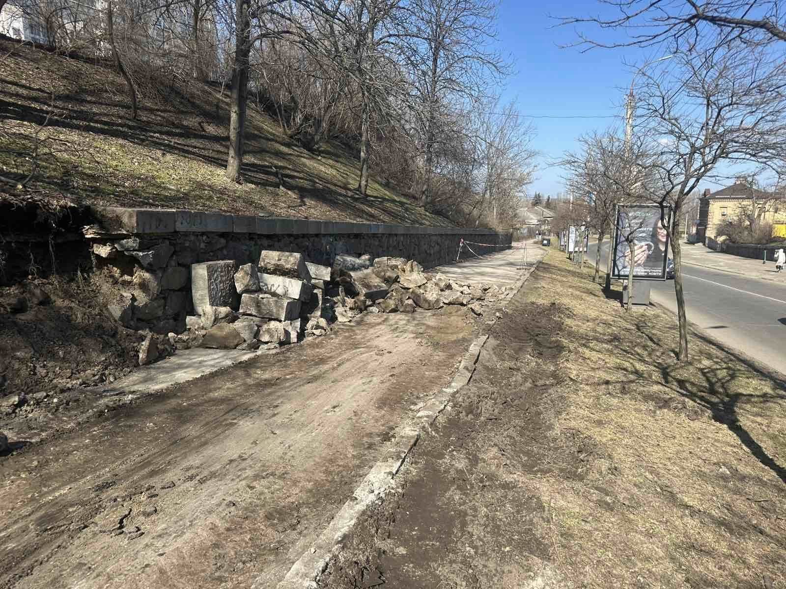 Ремонтують підпірну стінку на Замковому узвозі у Черкасах. Фото - фото 5