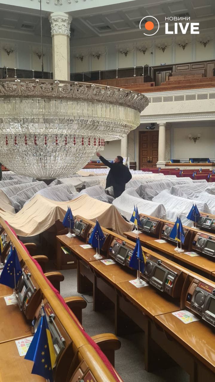 У Раді ремонтують люстру, яка важить понад 3 тонни - фото 2