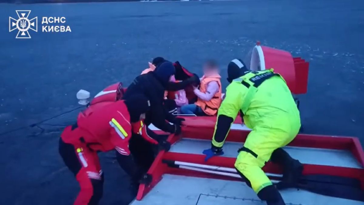 В Оболонському районі врятували маму з дитиною, яких віднесло на крижині