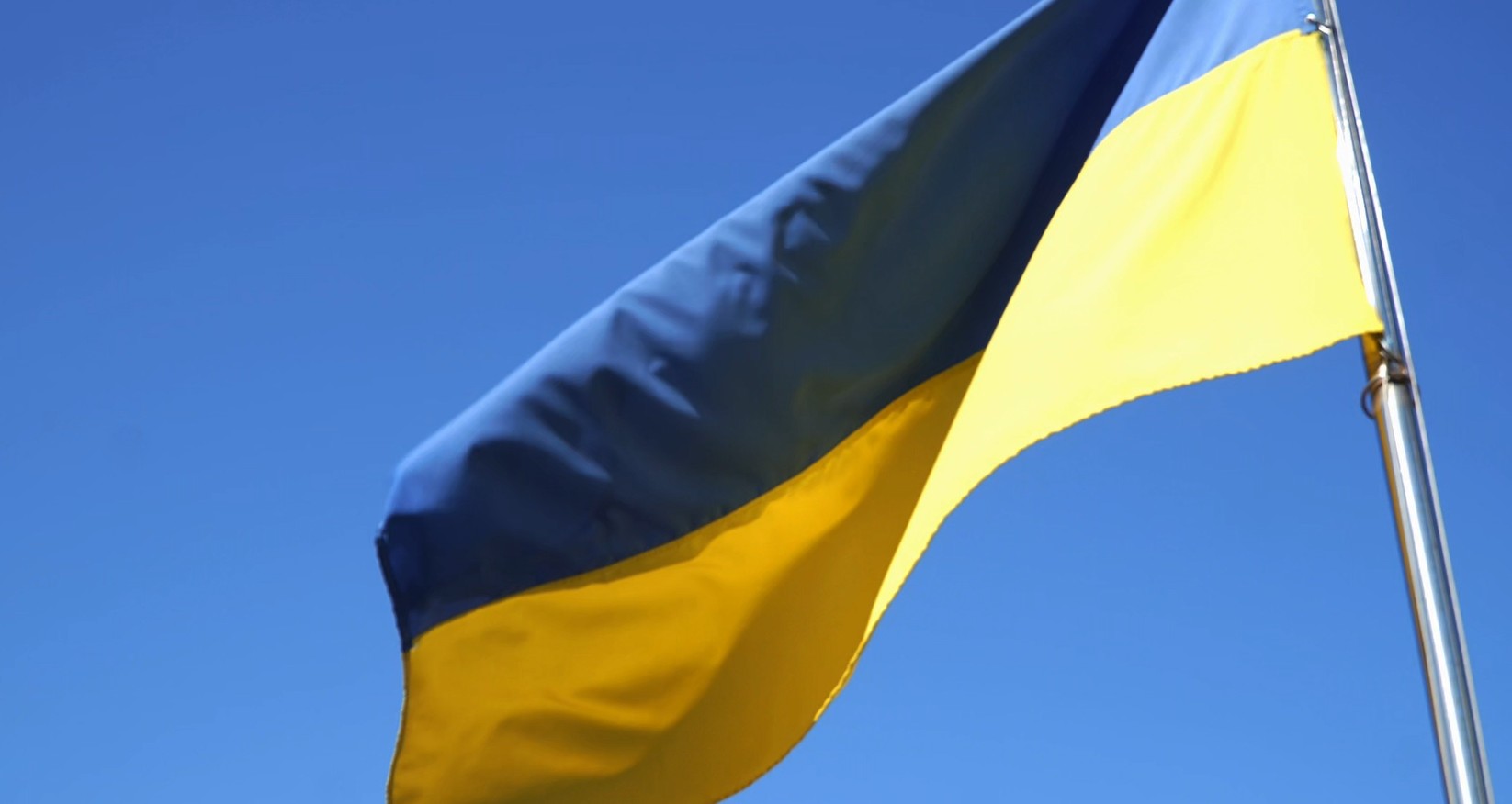 Оновлюють прапори на Алеї Героїв у Черкасах