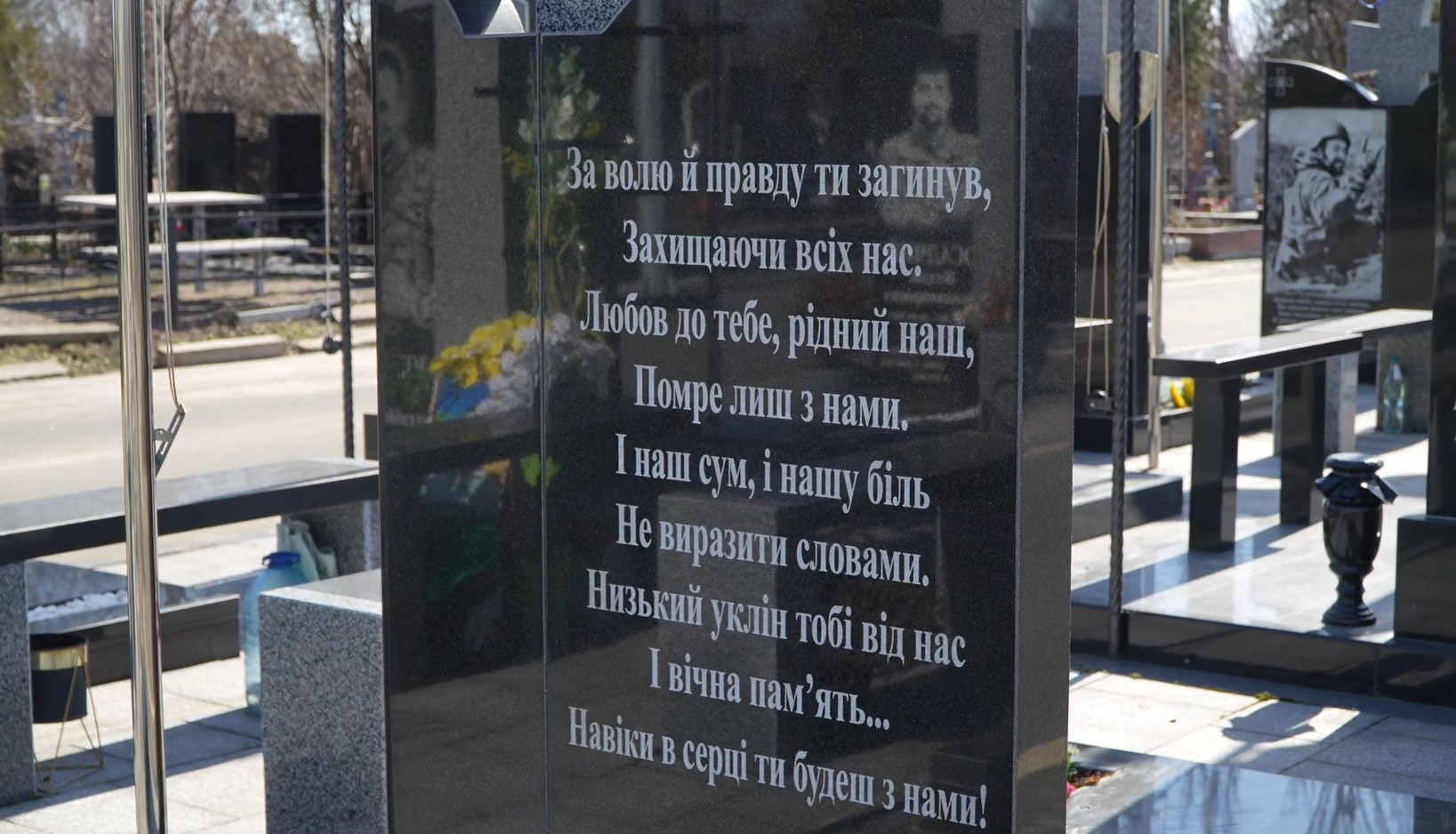 Оновлюють прапори на Алеї Героїв у Черкасах - фото 2