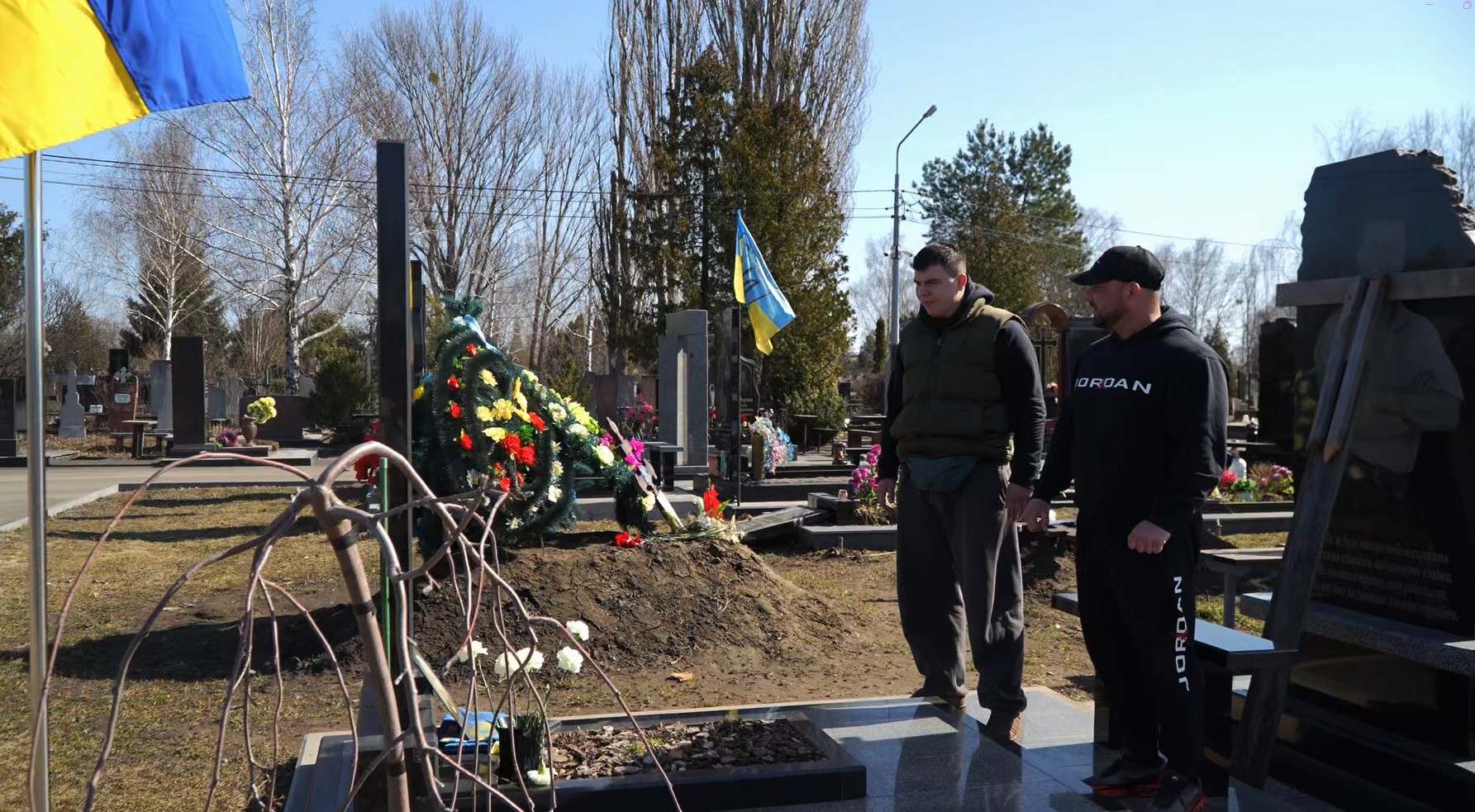 Оновлюють прапори на Алеї Героїв у Черкасах - фото 3