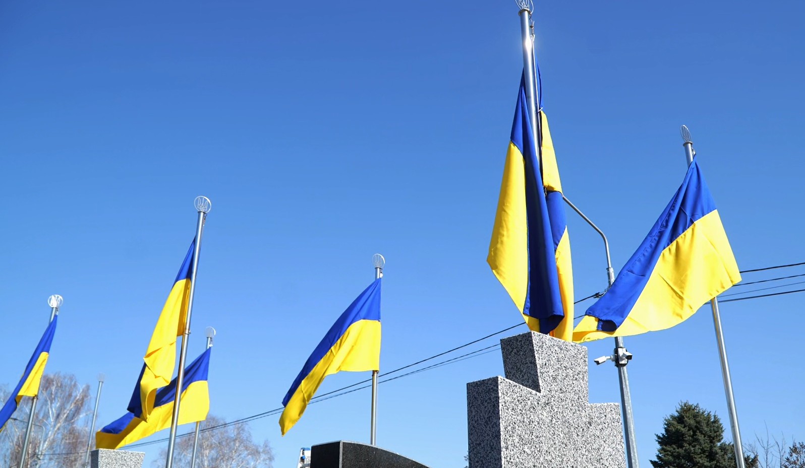 Оновлюють прапори на Алеї Героїв у Черкасах - фото 4