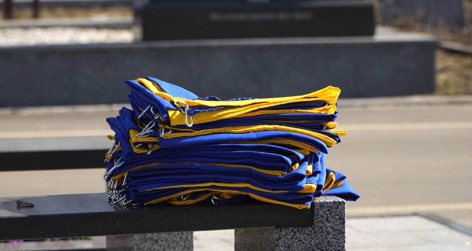 Оновлюють прапори на Алеї Героїв у Черкасах - фото 5