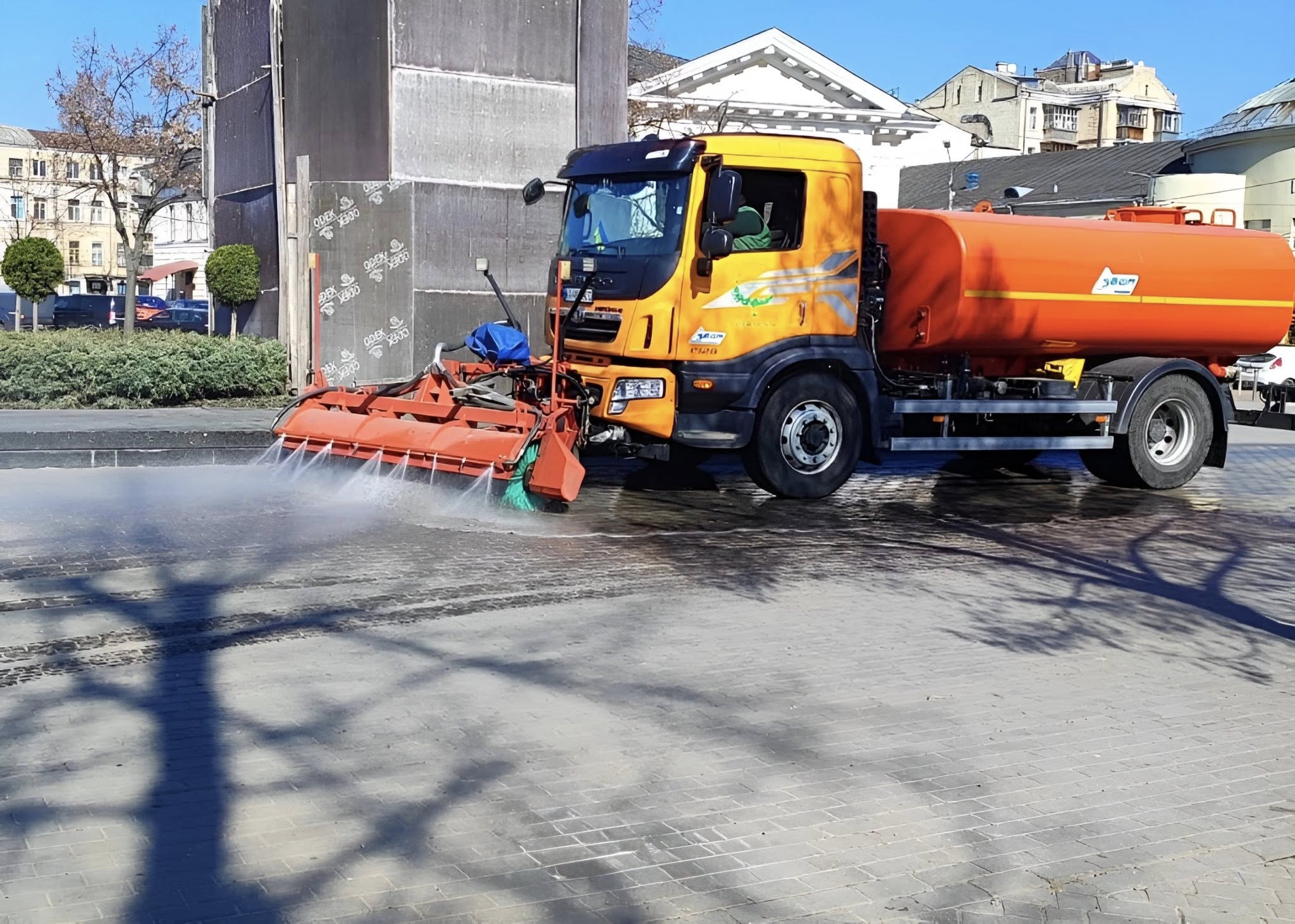 У столиці розпочали миття пішохідних доріжок