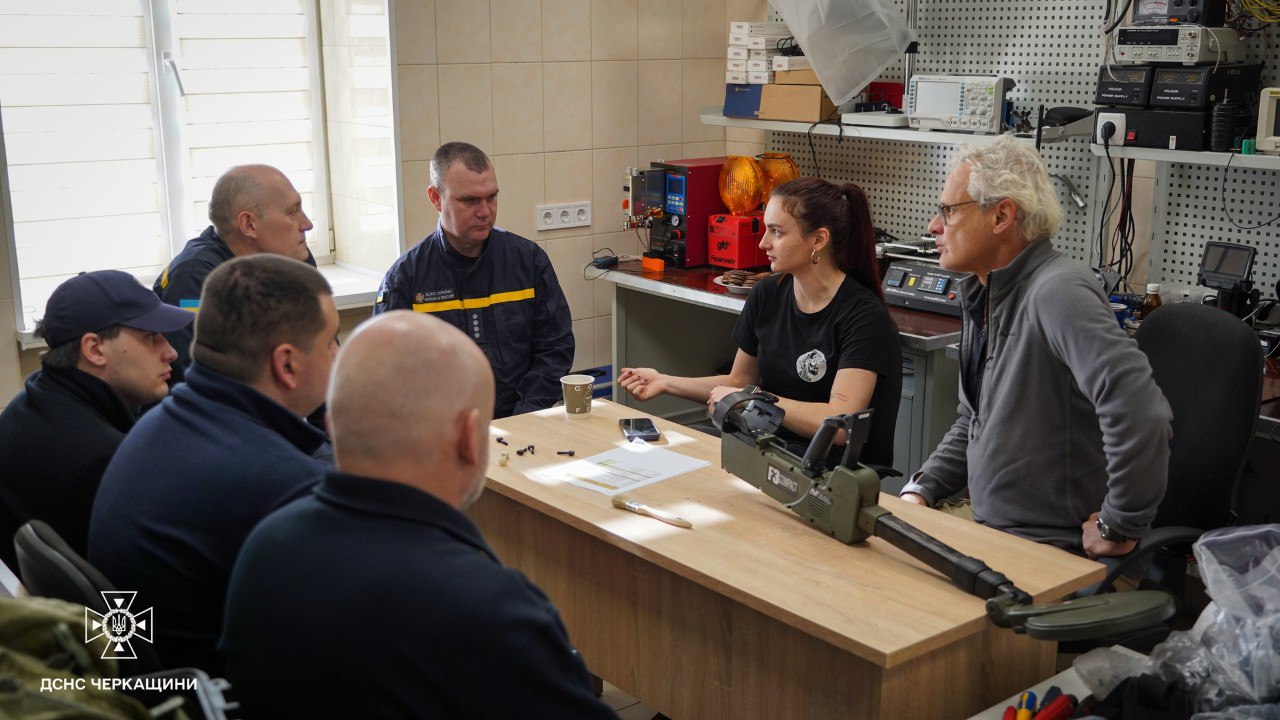 Іноземні експерти провели в Черкасах навчання для саперів із ремонту металошукачів для розміновування - фото 2