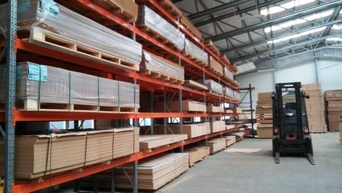 Палетні стелажі: як використати кожен метр складу максимально ефективно