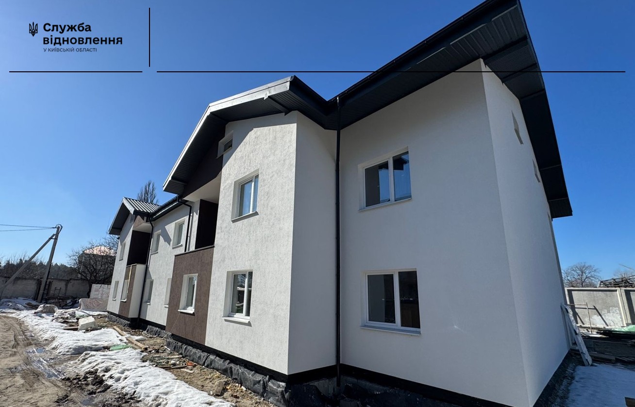 На Київщині триває відбудова багатоквартирного будинку, зруйнованого під час окупації