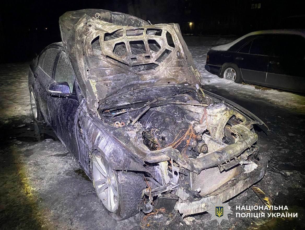 У Києві затримали молодиків, які підпалили авто військових і рятувальника за вказівкою РФ - фото 2