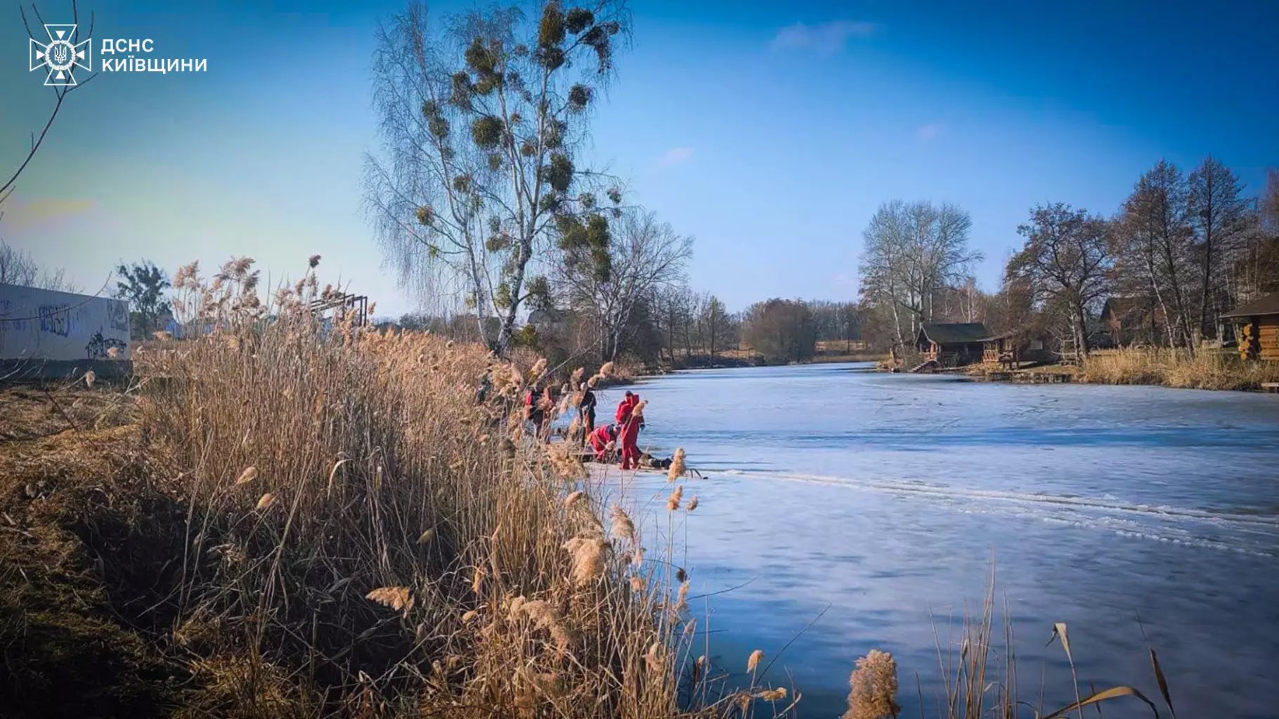 На Київщині двох людей дістали зі ставка із переохолодженням