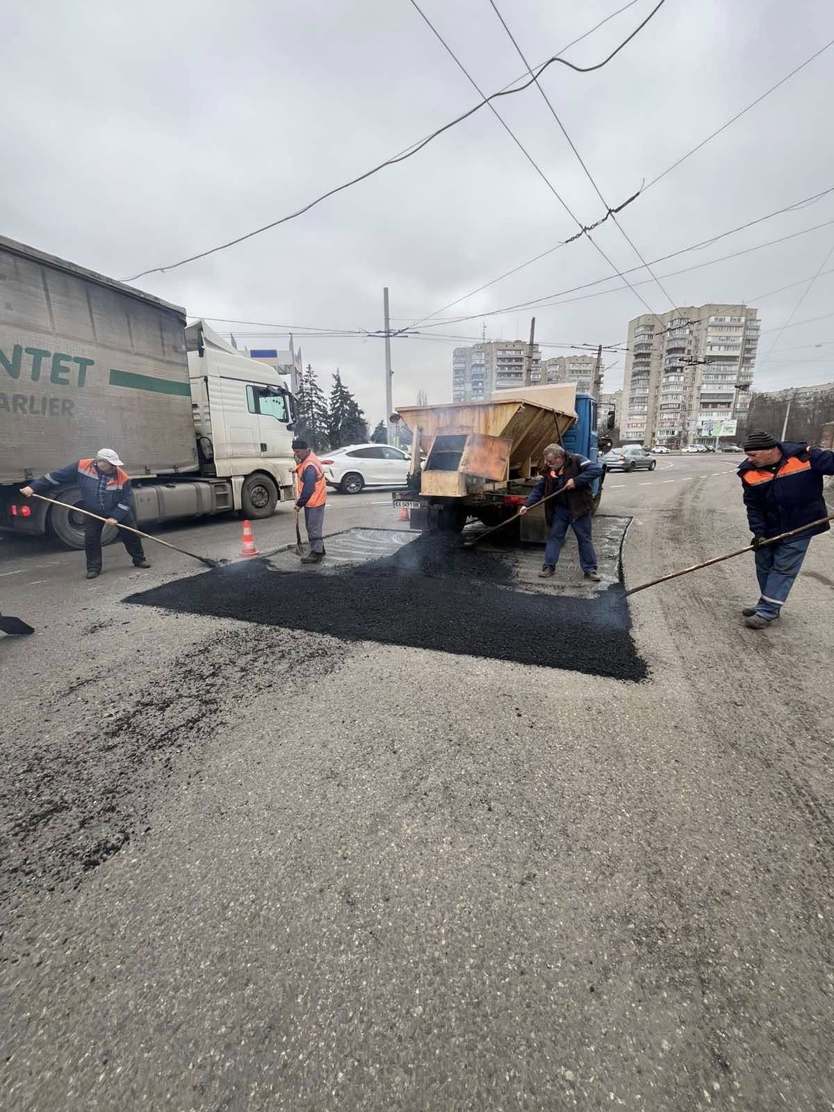 У Черкасах залатали ями на проспекті Хіміків та вулиці Смілянській. Фото