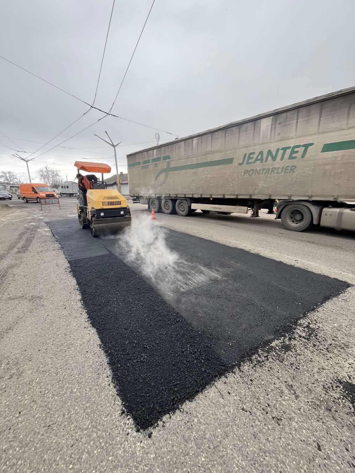 У Черкасах залатали ями на проспекті Хіміків та вулиці Смілянській. Фото - фото 2