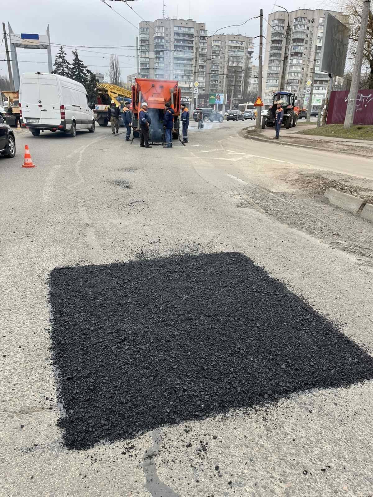У Черкасах залатали ями на проспекті Хіміків та вулиці Смілянській. Фото - фото 3