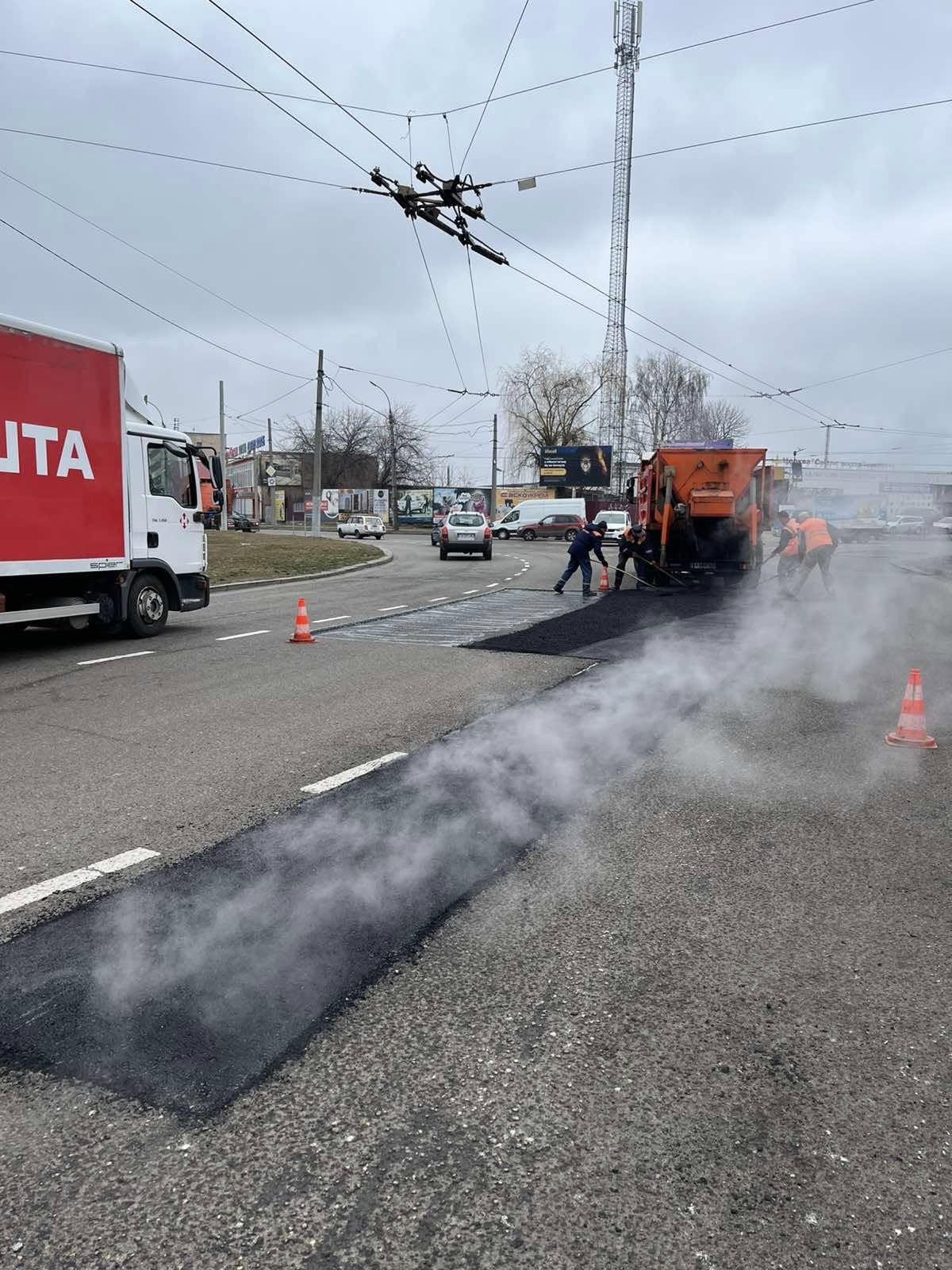 У Черкасах залатали ями на проспекті Хіміків та вулиці Смілянській. Фото - фото 5