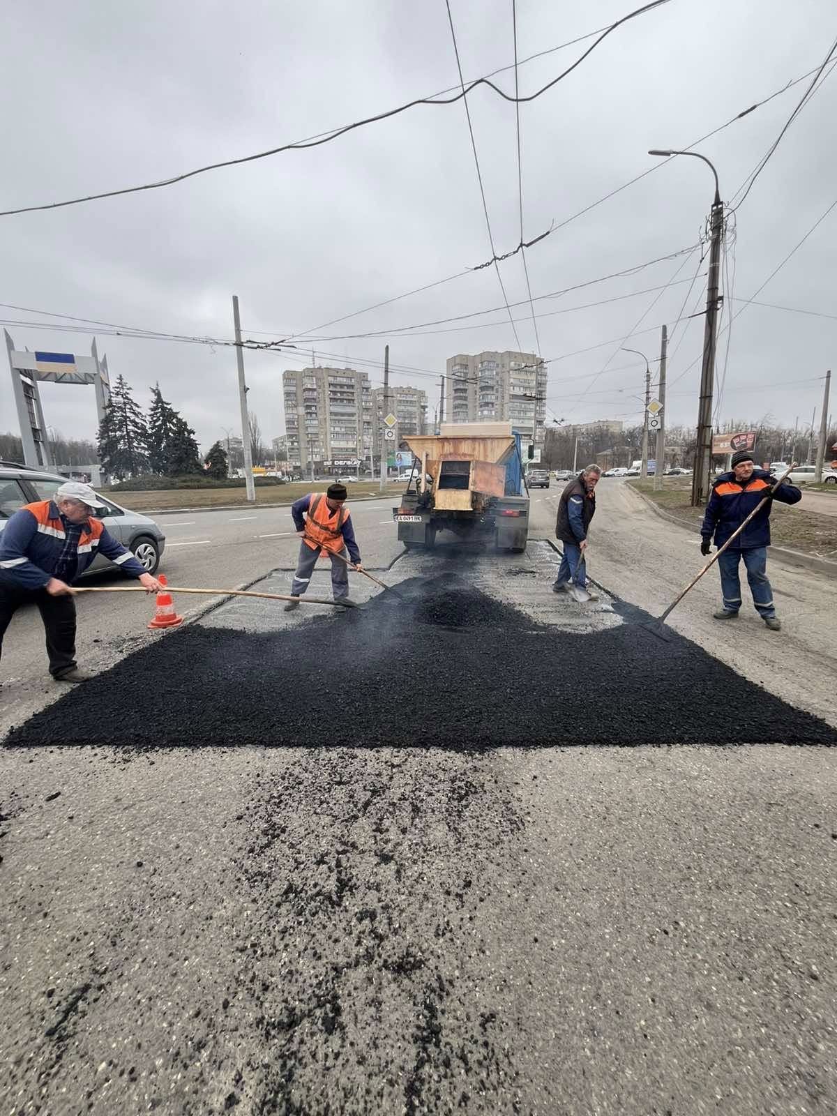 У Черкасах залатали ями на проспекті Хіміків та вулиці Смілянській. Фото - фото 7