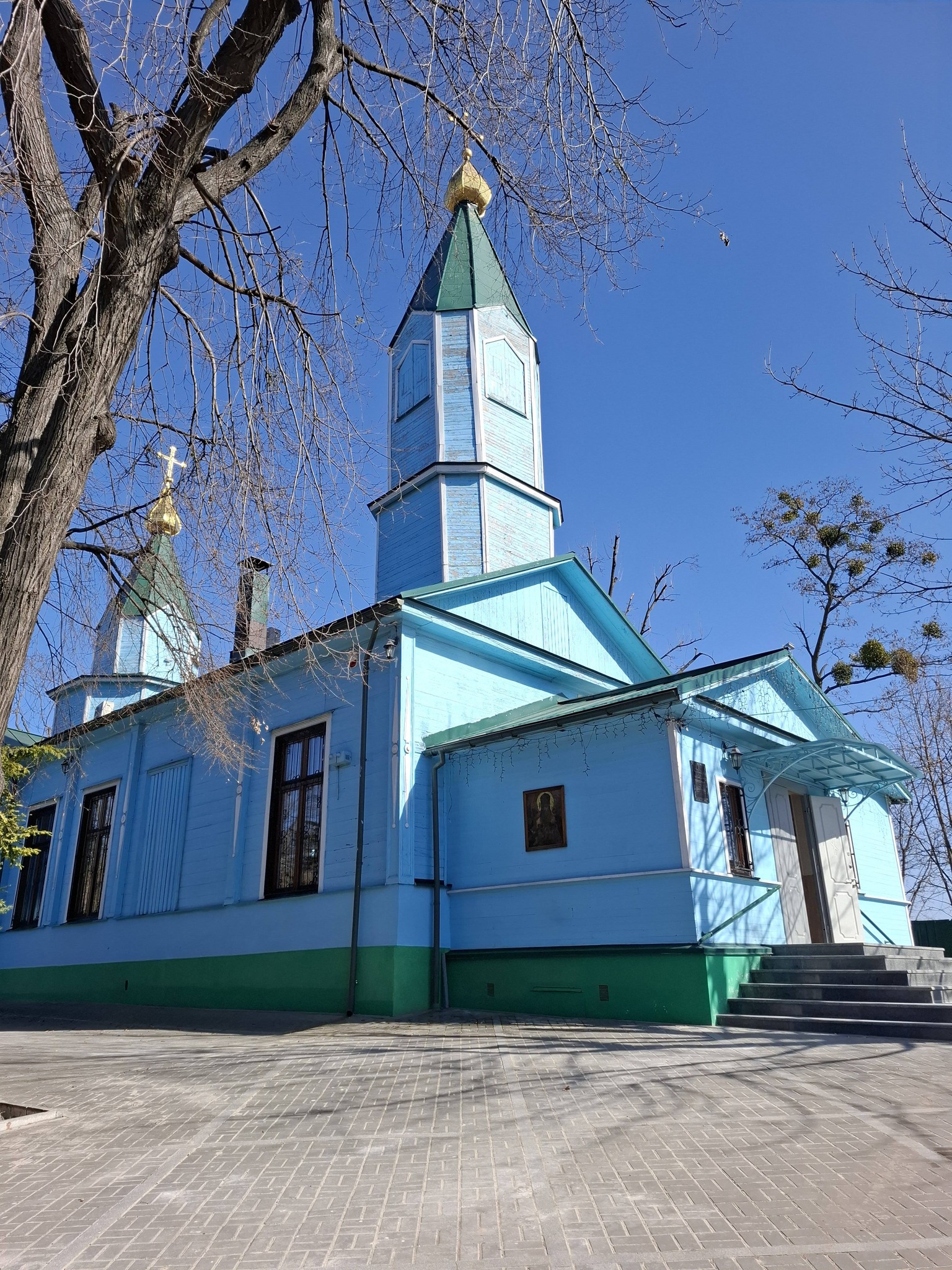 Храм, дитбудинок, бібліотека: Як виглядає найстаріша дерев’яна церква Києва