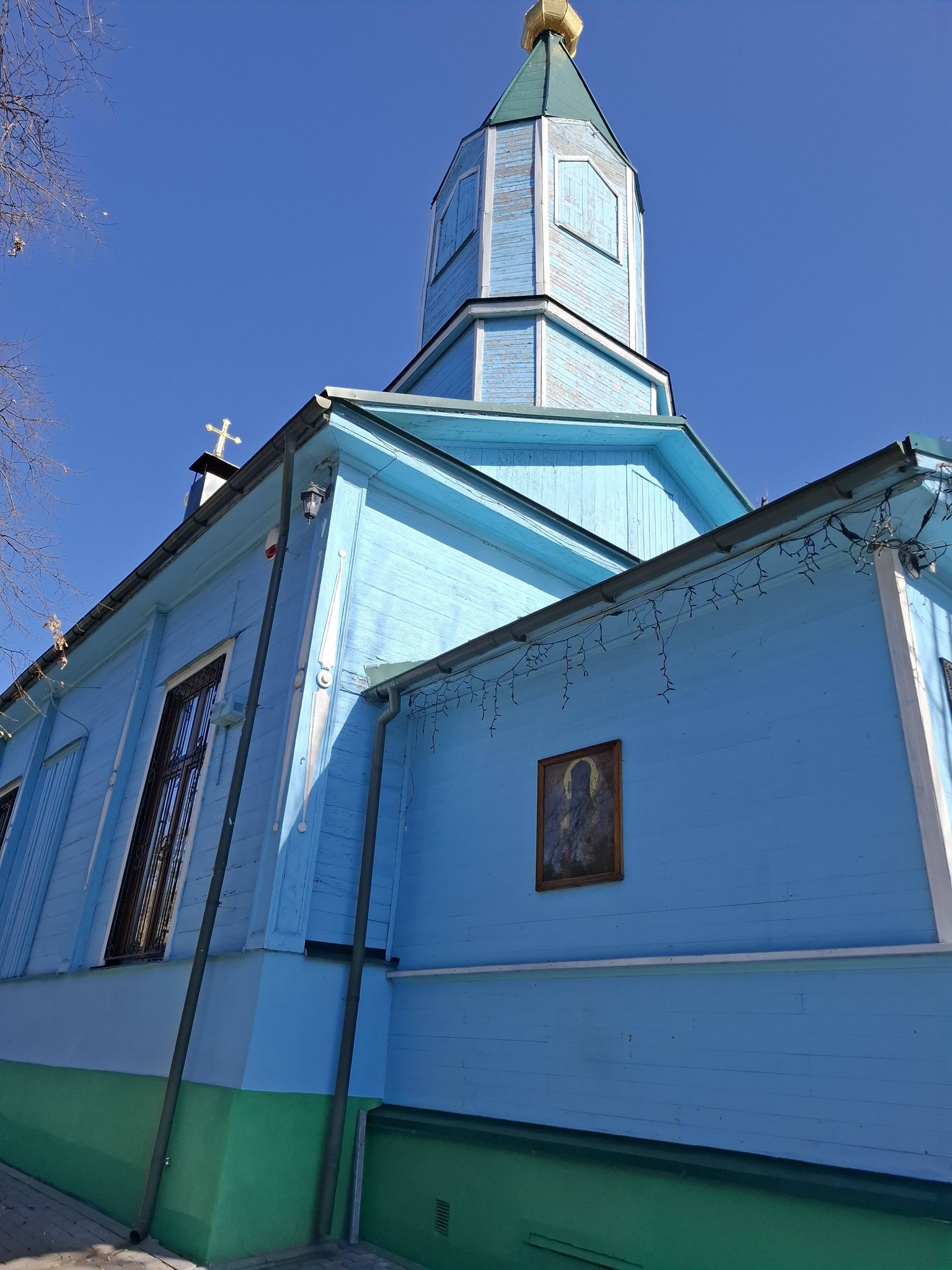 Храм, дитбудинок, бібліотека: Як виглядає найстаріша дерев’яна церква Києва - фото 3