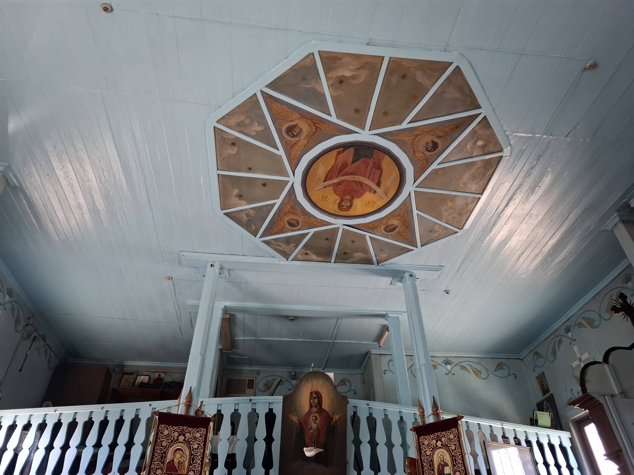 Храм, дитбудинок, бібліотека: Як виглядає найстаріша дерев’яна церква Києва - фото 6