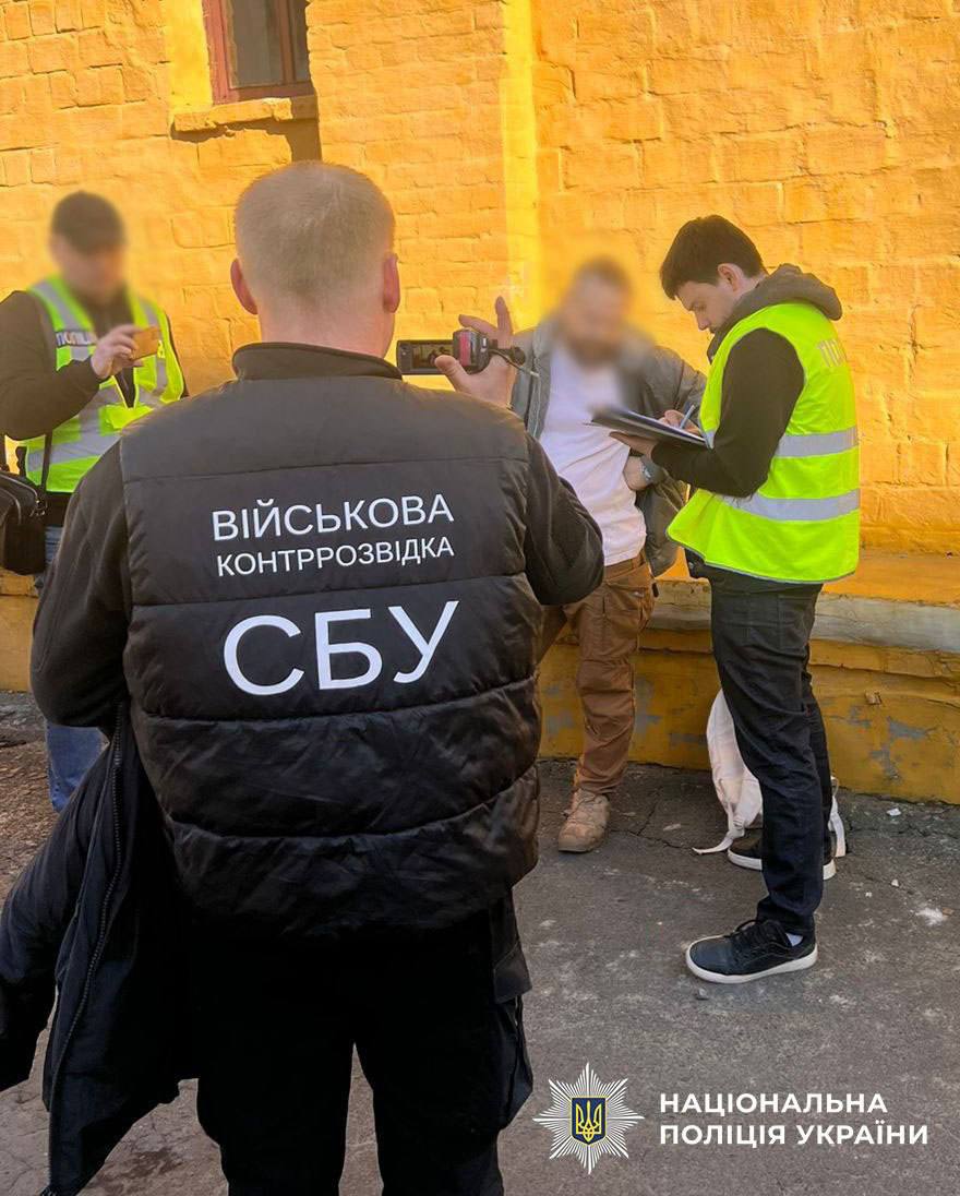 У столиці затримали офіцера ЗСУ, який за 9 000 доларів обіцяв перевести бійця в тил - фото 2
