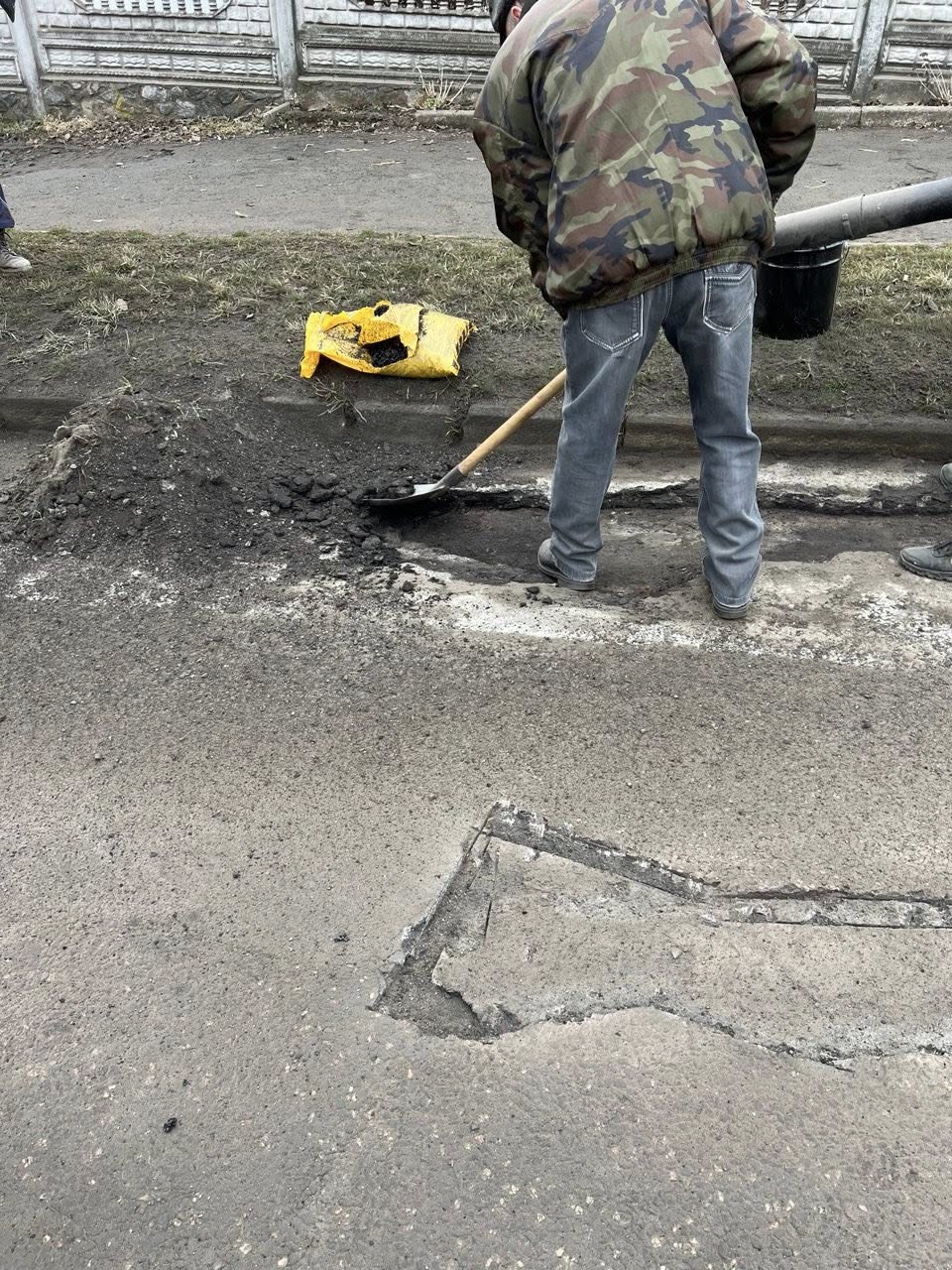 У Тальному ліквідують ями на дорогах. Фото