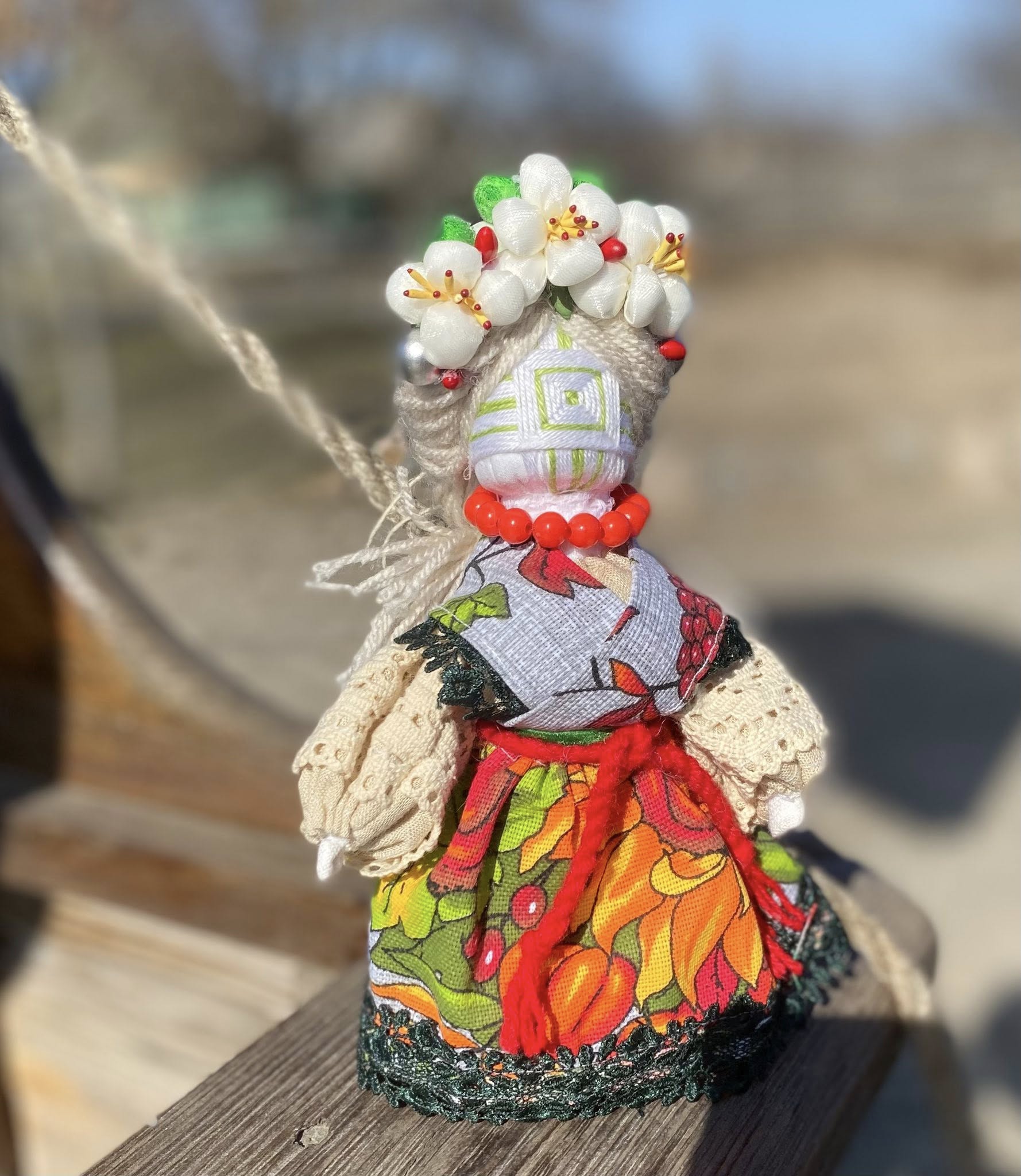 На Черкащині майстриня створює ляльки-мотанки за давніми техніками: з травами і без ножиць. Фото