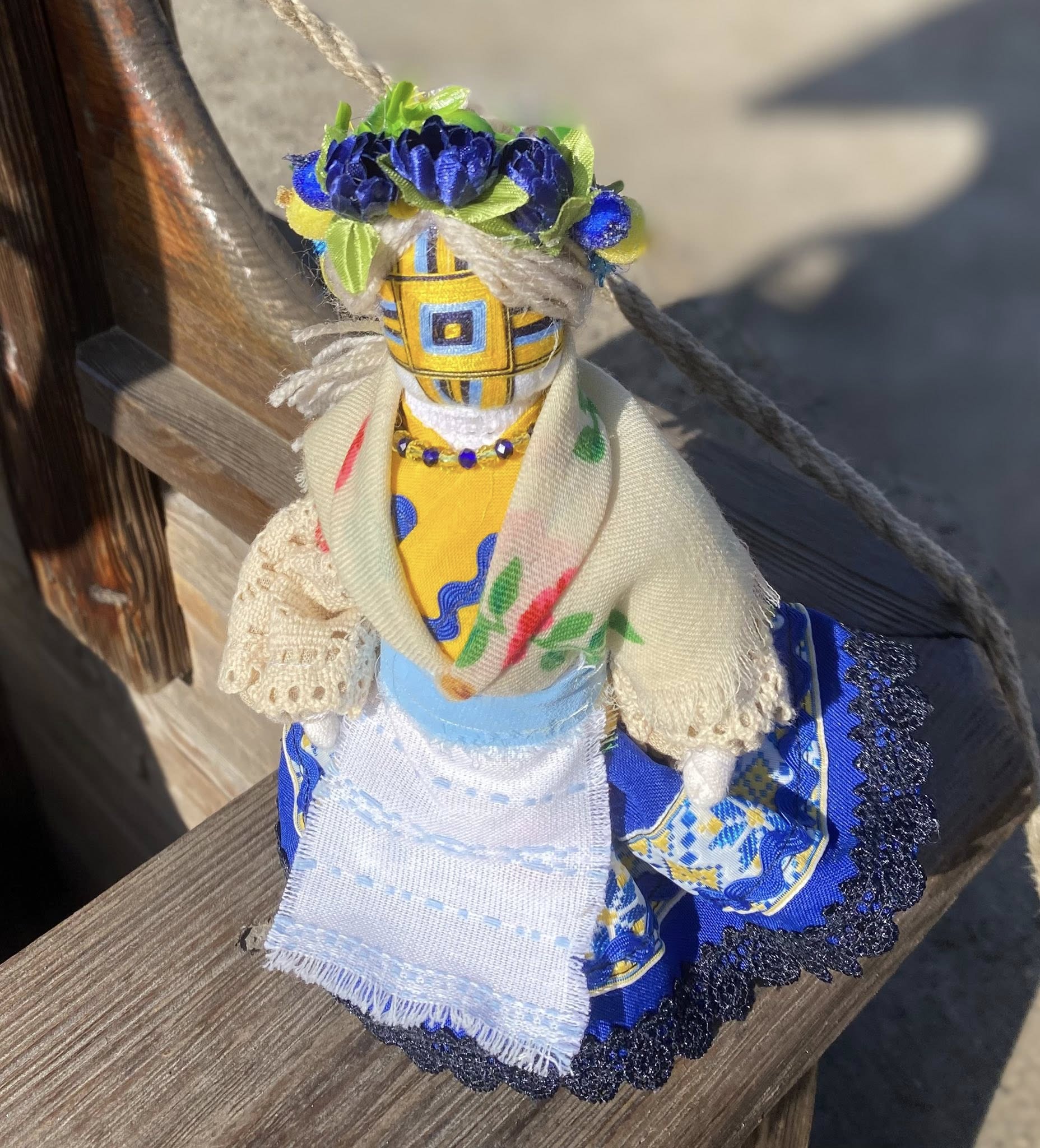 На Черкащині майстриня створює ляльки-мотанки за давніми техніками: з травами і без ножиць. Фото - фото 4