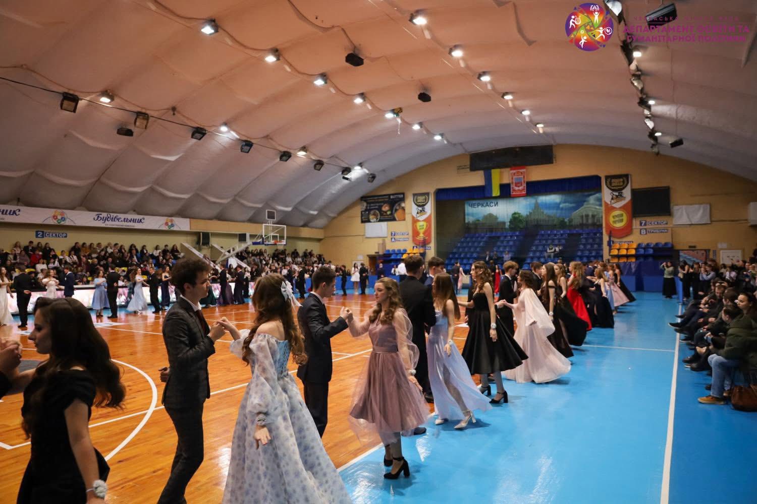 У Черкасах провели благодійний дипломатичний бал для підтримки молоді Херсона - фото 4