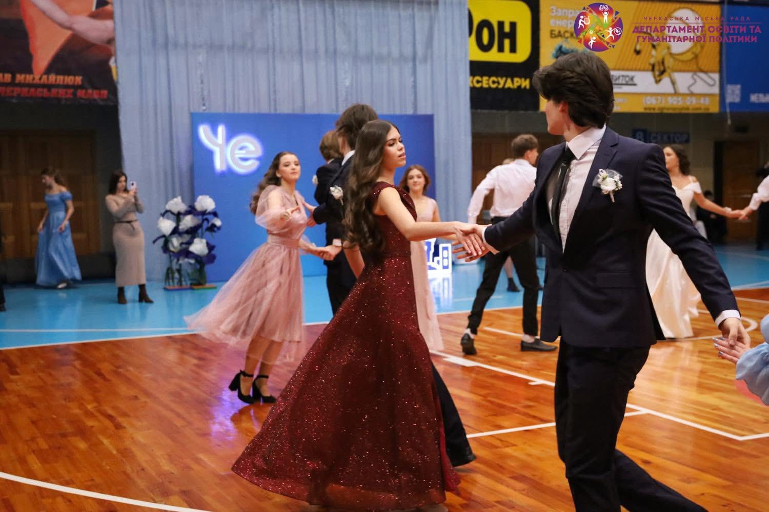 У Черкасах провели благодійний дипломатичний бал для підтримки молоді Херсона - фото 5