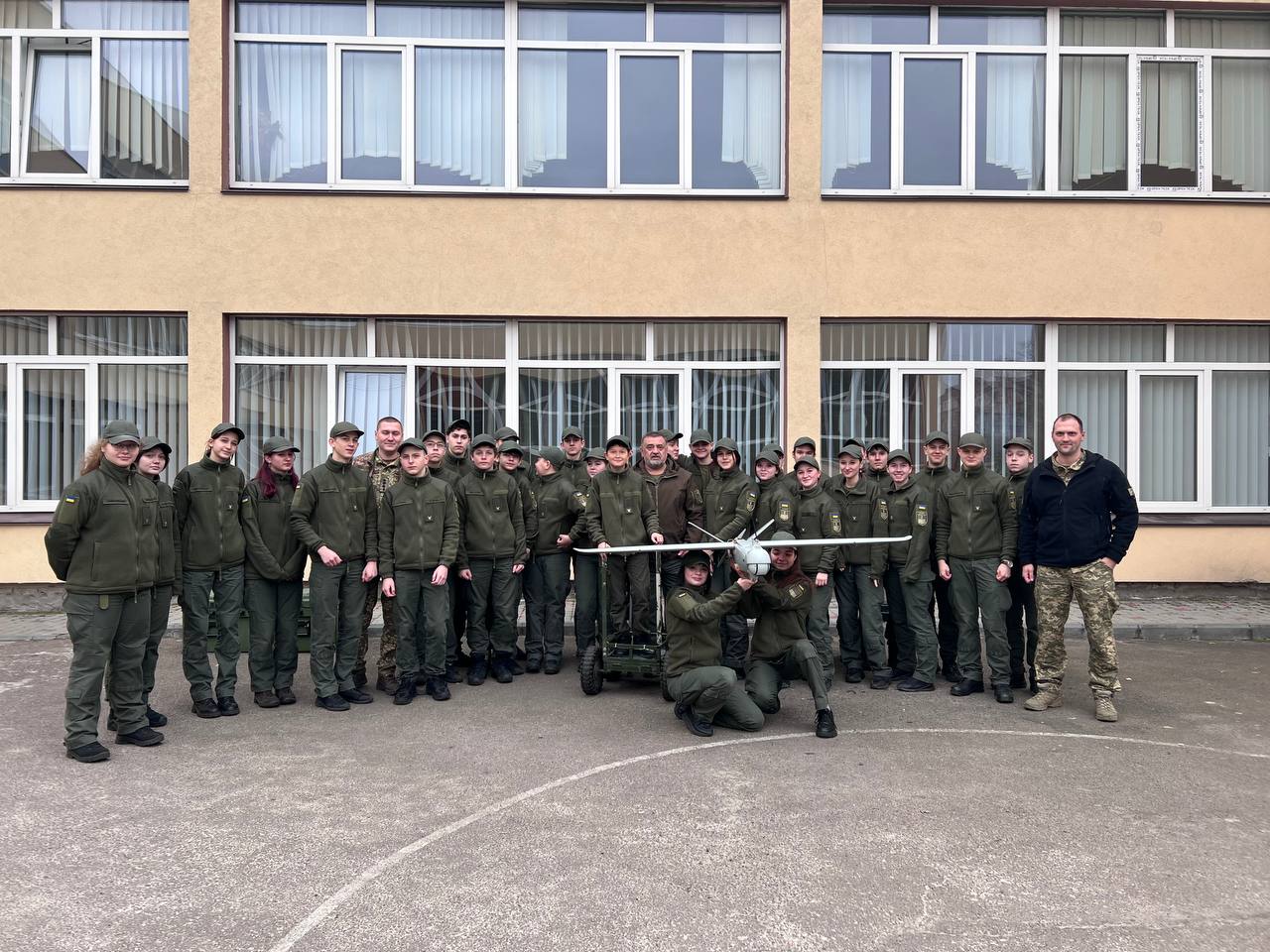 У Черкасах учням військового ліцею показали сучасну техніку та безпілотники