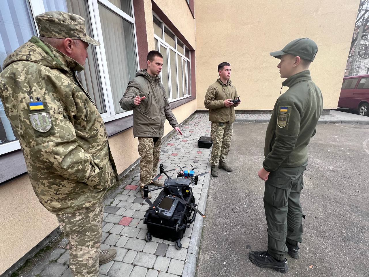 У Черкасах учням військового ліцею показали сучасну техніку та безпілотники - фото 3