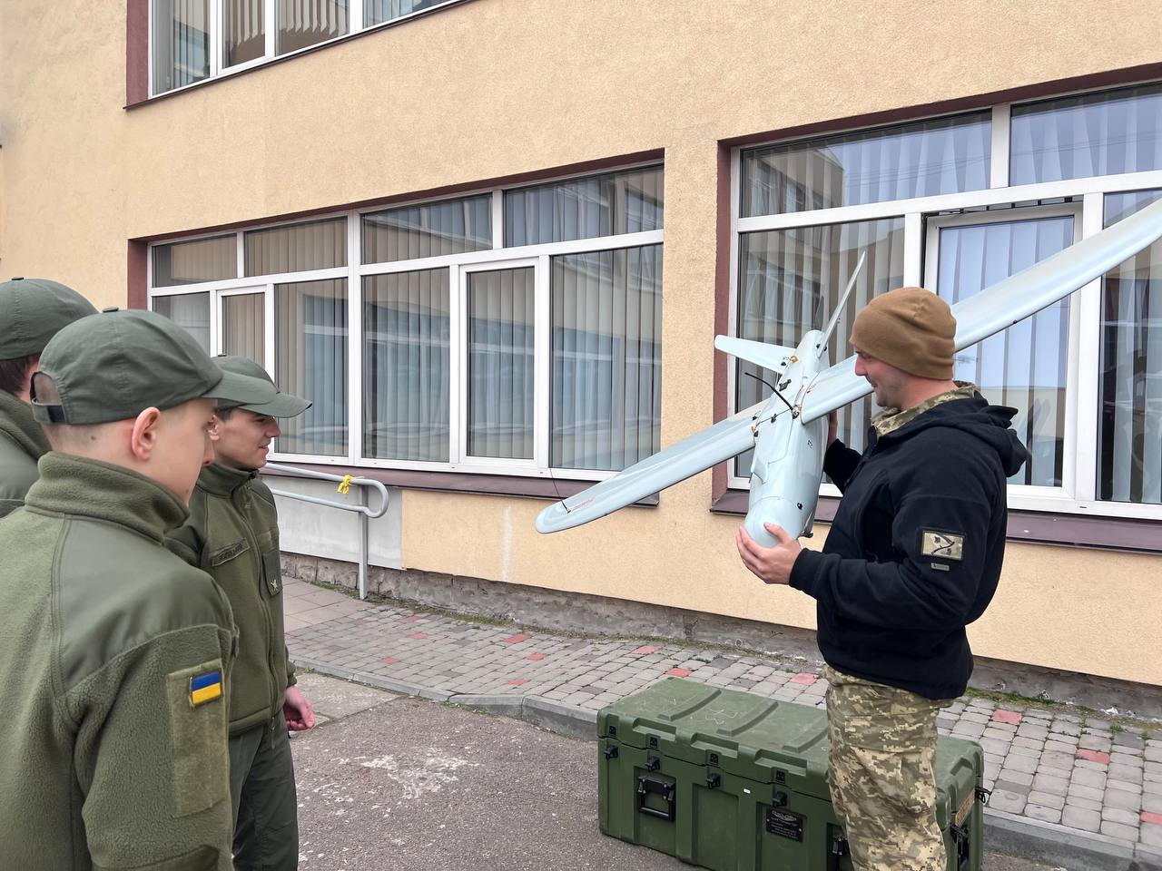 У Черкасах учням військового ліцею показали сучасну техніку та безпілотники - фото 2
