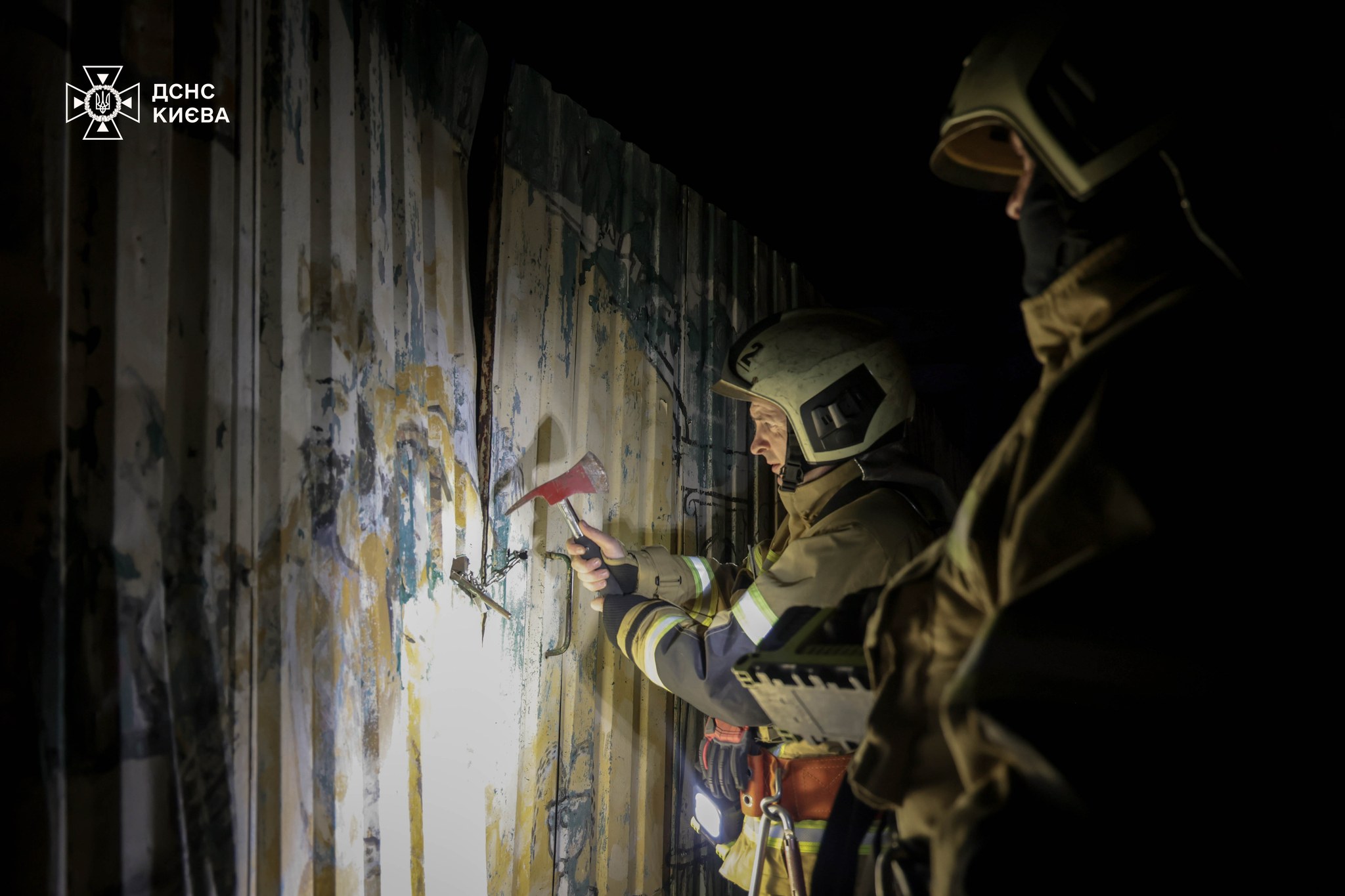 Киянин впав у 5-метрову яму у покинутій будівлі - фото 3